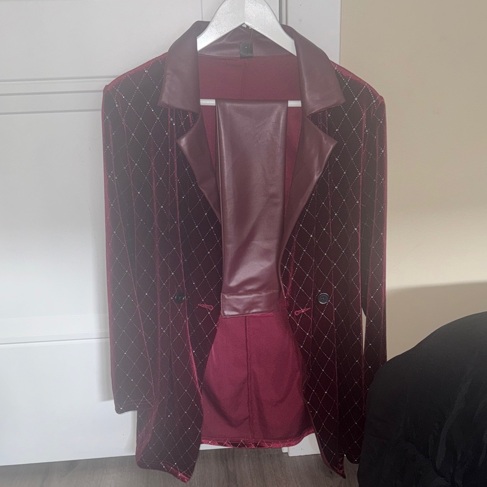 Burgundy Velvet Blazer with Faux Leather Accents


Comes with leather belt